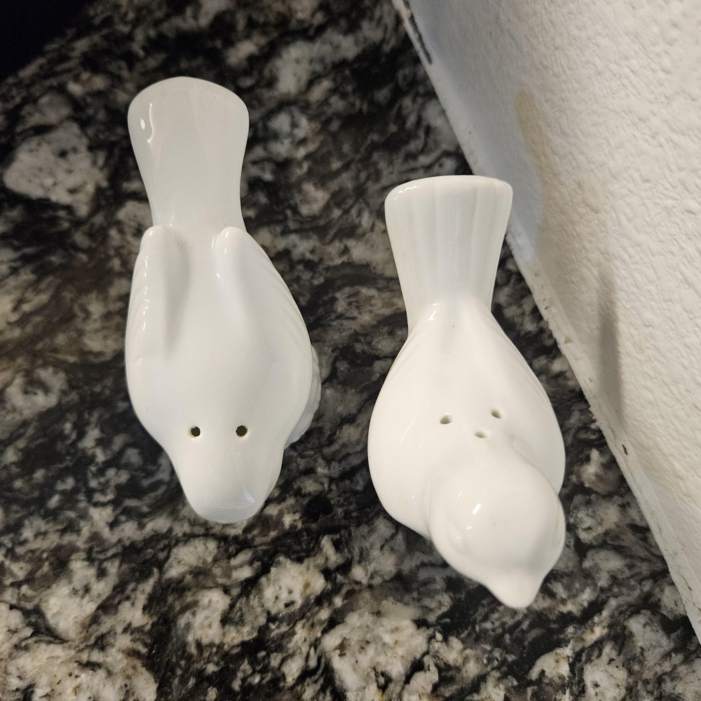 white ceramic birds Salt & Pepper shakers set